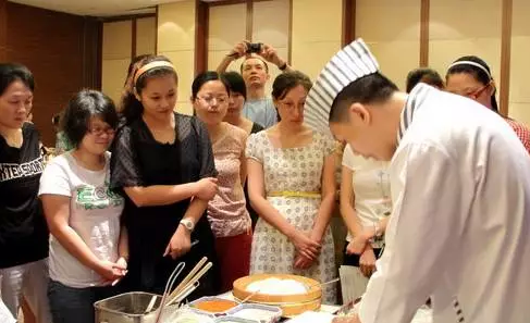 管理者要勇于當“影帝”,五個“小動作”提升餐廳回客率!