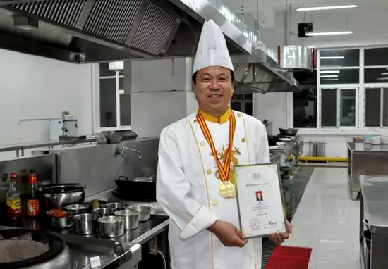 霍增魁：左手掌勺右手執(zhí)教，兩手都要抓|餐飲界