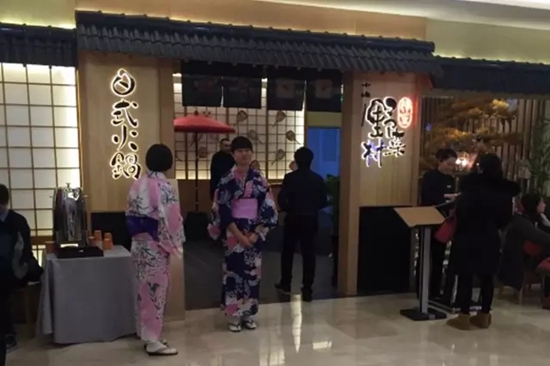 火鍋店關(guān)門潮之際，這家店憑啥開業(yè)就排隊？