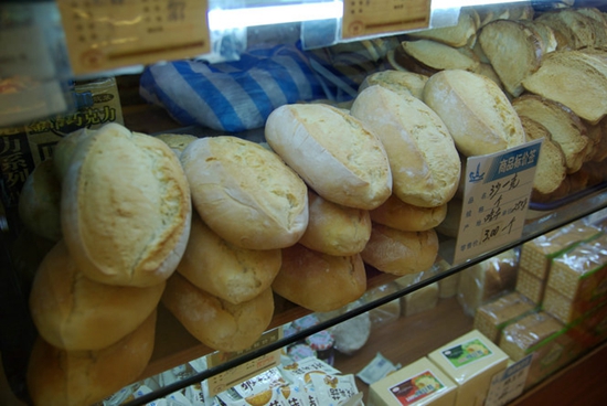 憂心餐廳倒閉，顧客用充值卡買一堆面包