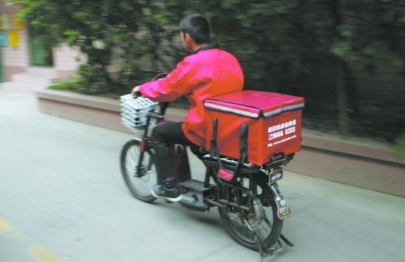 深圳外賣(mài)小哥只能騎自行車(chē)
