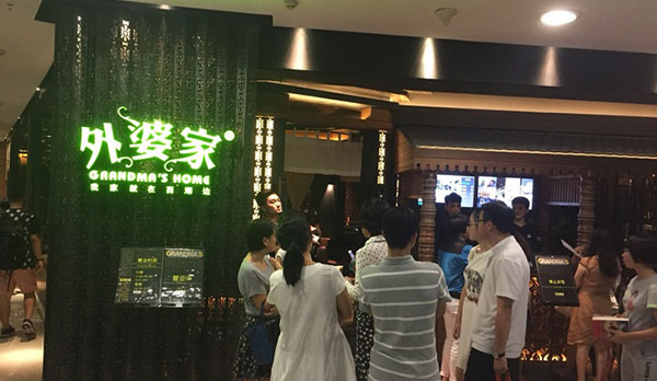 快來(lái)看??！奶奶和外婆打起來(lái)了！