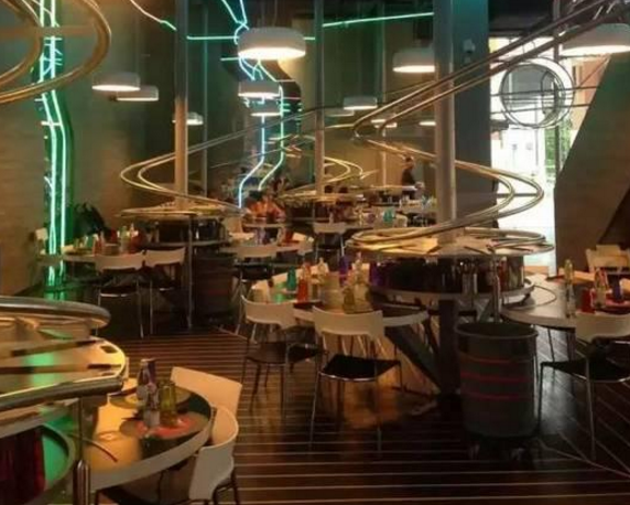 用過山車代替服務(wù)員，德國機械狂如何開餐廳