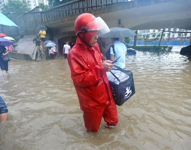 外賣小哥大冷天送外賣被偷 你們的良知在哪里？