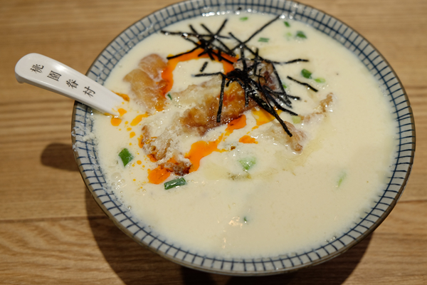 一碗豆?jié){12元，兩只包子26元…在餐飲寒冬，它靠什么讓顧客絡(luò)繹不絕