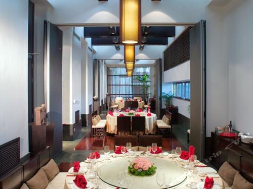 一家瀕臨破產(chǎn)的國營老酒店，如何起死回生？