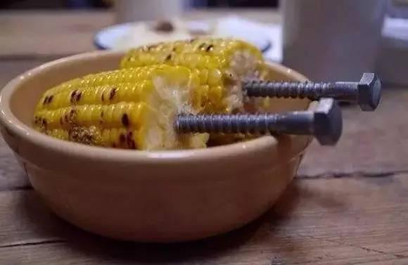 現(xiàn)在餐廳人上菜都流行這樣！還能不能讓人好好吃飯了？