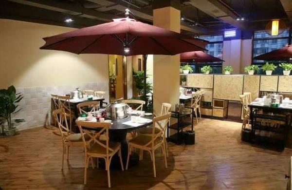 在悉尼市郊的一座購物中心里，有一家叫作”五谷“的臺(tái)灣菜館。該店被安排在商場(chǎng)臨街的鋪位，一墻之外就是熱鬧繁華的街道。