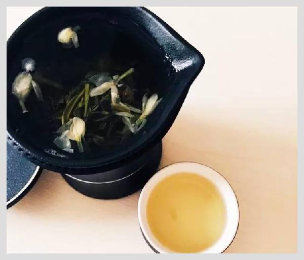 無印良品開了一家咖啡館，但主角是一款“性冷淡”的茶？|餐飲界
