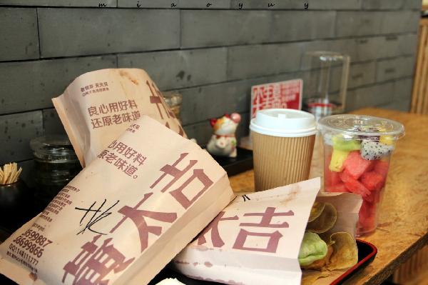 風(fēng)口上的同類，為何黃太吉關(guān)店過半，西少爺年入1億？|餐飲界