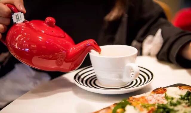 干餐飲之前，他們看我是王思聰，之后我就成了王寶強！