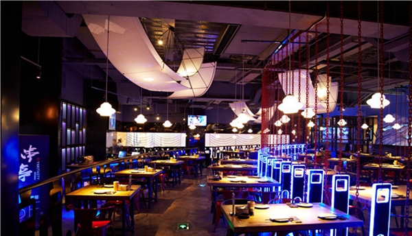 在冷門商圈創(chuàng)排隊(duì)奇跡，人均100+的串亭憑什么這么牛？