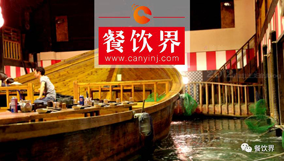 城會玩！這家火爆日本的居酒屋，竟然可以一邊釣魚一邊吃生魚片！