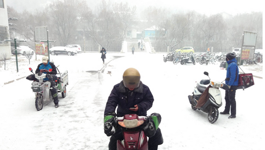 送餐小哥風(fēng)險(xiǎn)大，出事故誰(shuí)承擔(dān)責(zé)任？