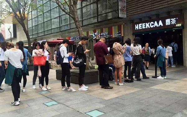 排隊(duì)6小時(shí)買一杯奶茶，這些新晉網(wǎng)紅自帶什么成功密碼？|餐飲界