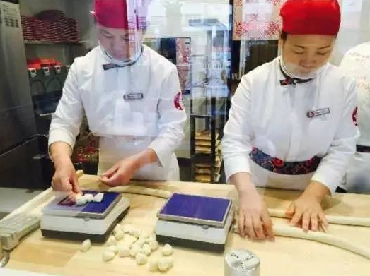 餐飲界的華為！員工靠包餃子年賺50萬(wàn)！只有5款餃子卻開了420家店！|餐飲界