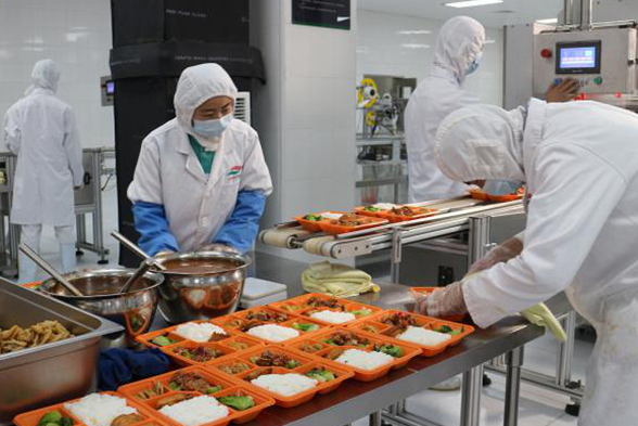 壟斷68年的火車餐終于開放：吃著火鍋唱著歌是種什么體驗？