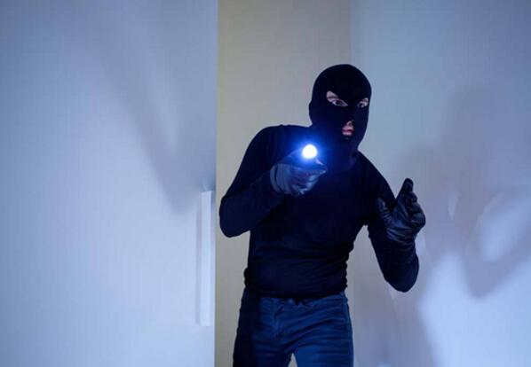 貪小便宜！餐館老板竟偷了20多個塑料板凳