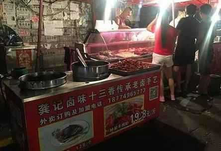 一天2000元銷售額，小龍蝦小推車模式有前景嗎？（上）