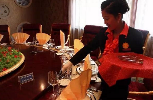 餐廳的老員工不服管，應(yīng)該怎么辦？