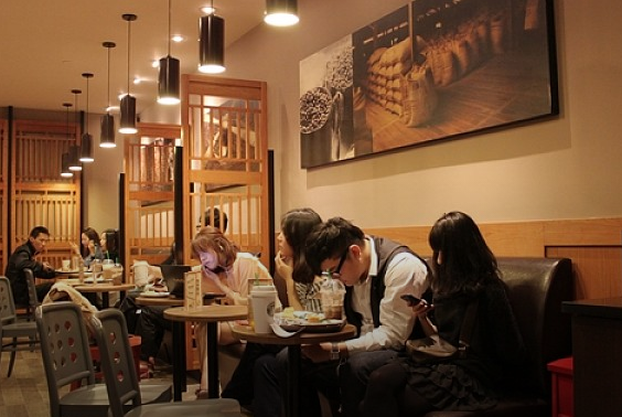 光中國(guó)同店銷(xiāo)售就增了 7%，星巴克重申全球開(kāi) 12000 家新店的小目標(biāo)