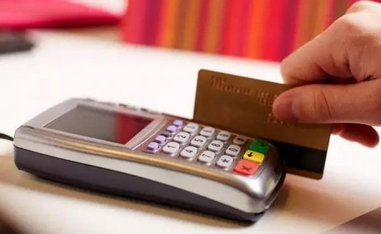 南濱路某餐廳服務(wù)員只干活不要工錢(qián)，真相讓人吃驚