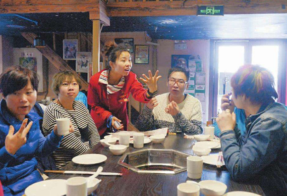 麗江一餐廳21名員工14名是聾啞人，點(diǎn)菜用iPad打手語(yǔ)