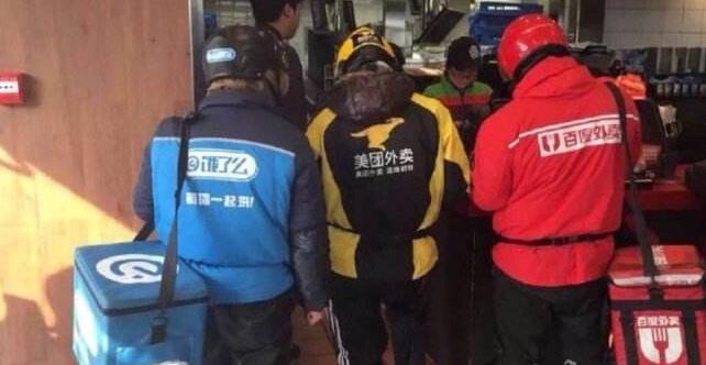 美團(tuán)負(fù)面纏身成餓了么融資前奏曲：外賣大戰(zhàn)要終結(jié)？