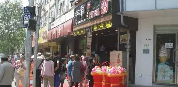 倆老太造謠新開店的蛋糕肉松是棉花做的，被拘留5天