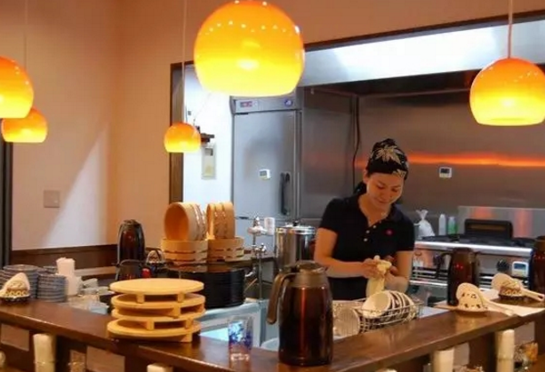 一人玩轉(zhuǎn)一家餐廳！這位日本女工程師把效率和眾包發(fā)揮到了極致