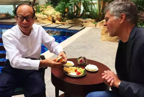 歷時7年，李嘉誠花了12億造出的純素漢堡開賣了！