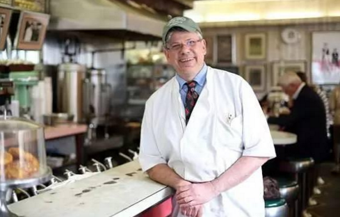 沒電腦沒wifi，這家92歲的餐廳也快活不下去了？