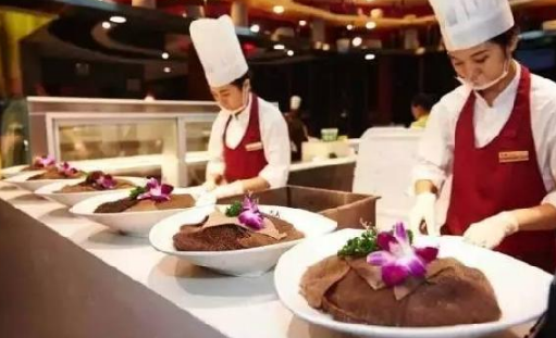 發(fā)獎(jiǎng)金，給廚師配保姆留住員工？但論留人還是海底撈牛