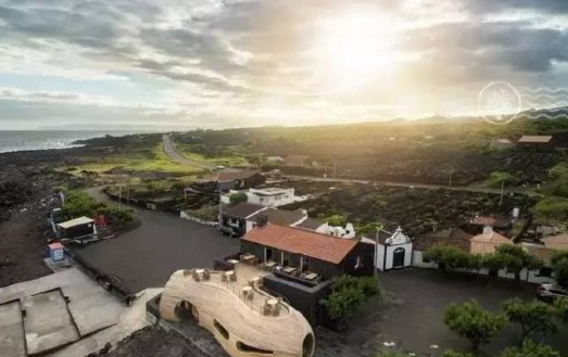 建造在巖石上的餐廳，看似鯨魚，又像酒桶！