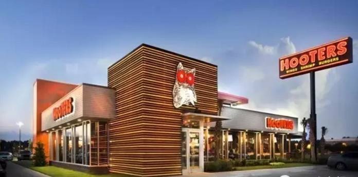 低胸白背心＋橙色熱褲＋辣舞，貓頭鷹餐廳全球開430家店只因賣弄“軟色情”？