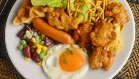 看似又累又不賺錢的街邊小店，卻比你還先買房