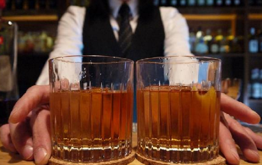 這家餐廳搬了三個(gè)地方躲開(kāi)人群，可還是客源不斷...