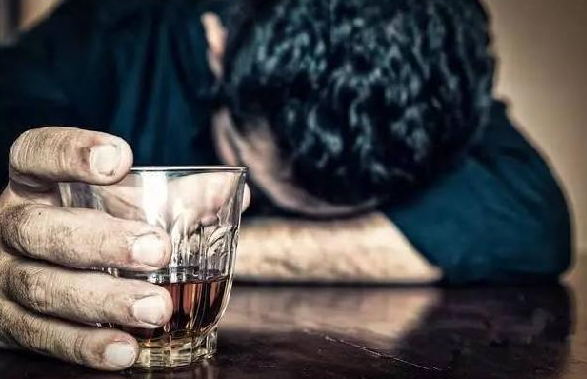 服務(wù)員背醉酒顧客摔斷腿，誰(shuí)該負(fù)責(zé)？