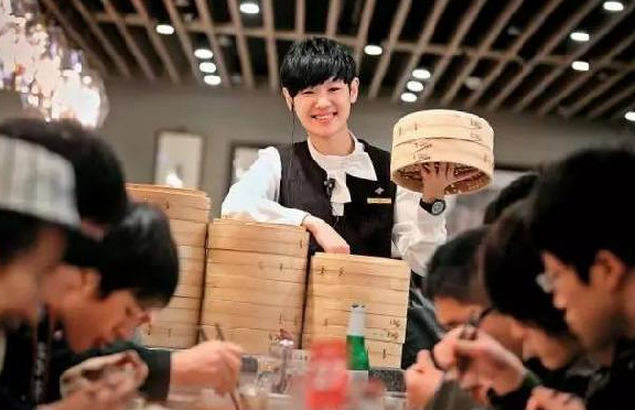 鼎泰豐員工忠誠度高、服務水平強的秘密原因是？