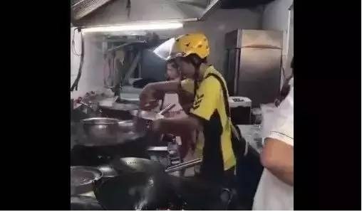 外賣小哥顛勺走紅網絡，外賣行業(yè)“致命”缺陷已遭曝光！