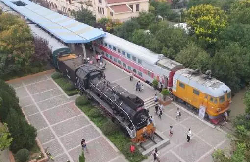 在火車上開美食街，一列車廂一個門店，租客瘋搶，人氣爆棚