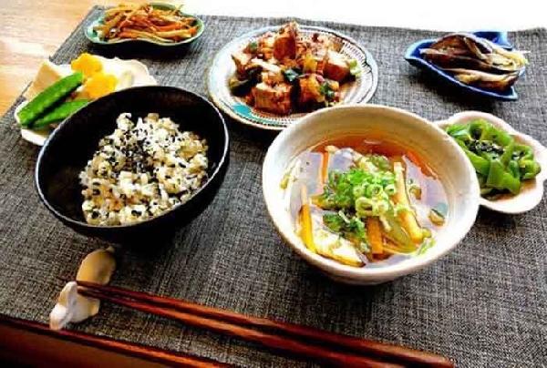 大肆擴(kuò)張的日料比艱難前行的中餐，到底好在哪？|餐飲界