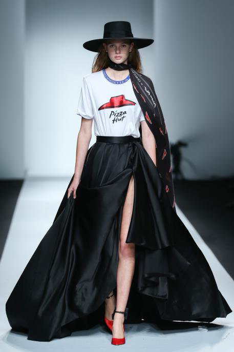 必勝客時(shí)裝周T臺(tái)發(fā)新品，跨界營(yíng)銷如何玩出新花樣？|餐飲界