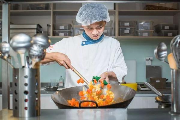 純外賣(mài)品牌夾縫中求生存，“堂食+外賣(mài)”兩條腿走路才是正道|餐飲界