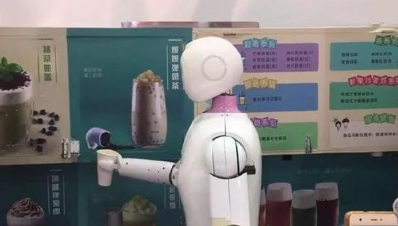 機器人“入侵”奶茶店，搞噱頭還是真有料？ 來源：咖門    作者：李沐      2017-10-27 08:37      973
