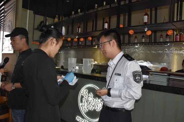 韓寒在深圳的餐廳再被查，后廚餐具堆地上降C！