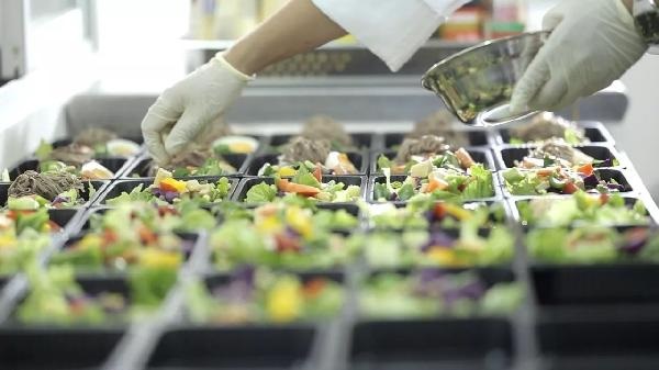 失去了新鮮感的沙拉再談曾經(jīng)的那些痛點(diǎn)，經(jīng)營(yíng)者們?cè)撊绾蚊鎸?duì)？