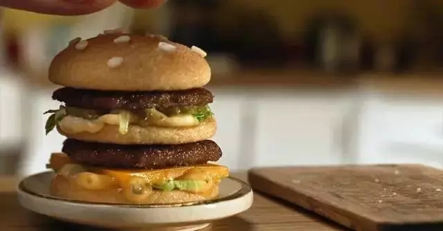 麥當(dāng)勞又搞事情！制作了世界上最小的漢堡！|餐飲界