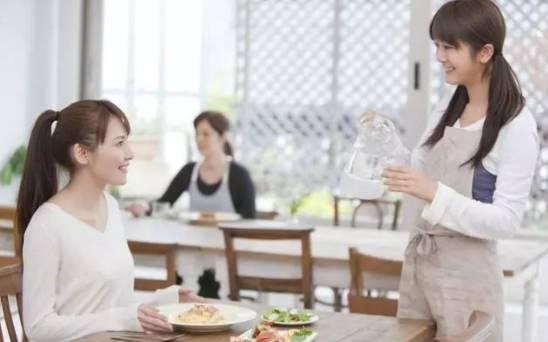 打動(dòng)顧客的8條攻心計(jì)，優(yōu)秀的餐廳服務(wù)員都在用！