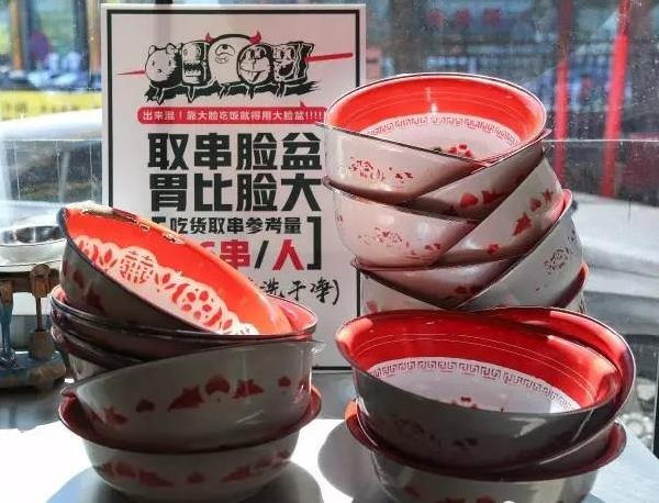 “流氓”餐廳靠6毛錢串串，日流水近4萬